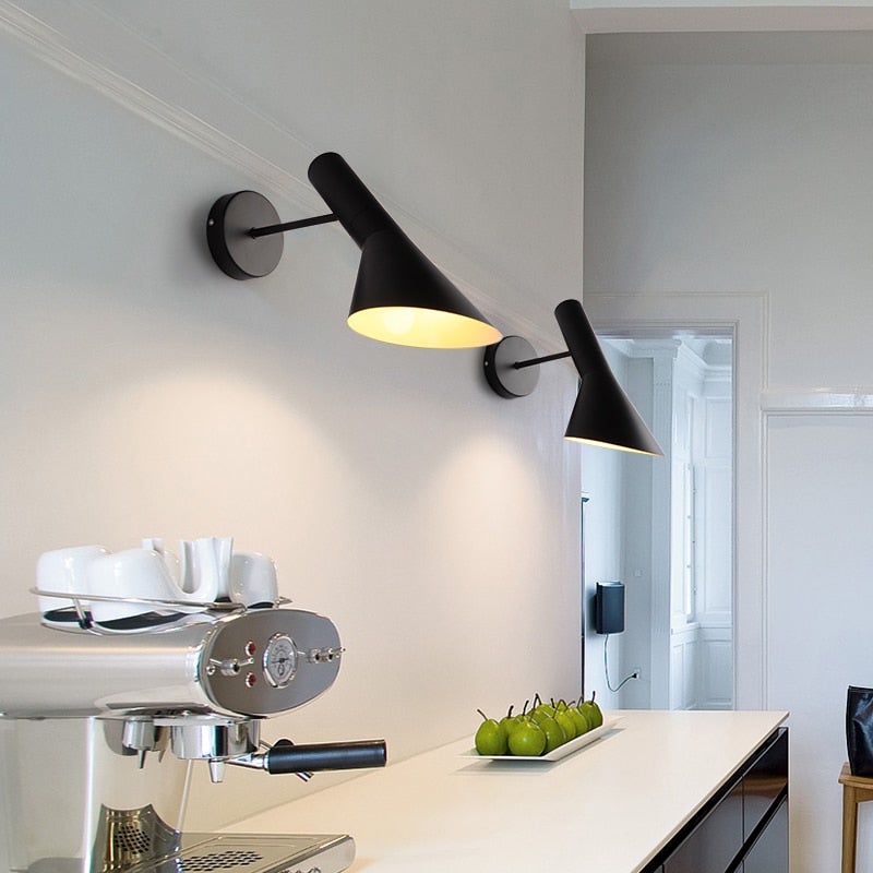 Brady Moderne LED Væglampe | Justerbar | Sort Finish | Ideel til Spisestue, Stue eller Soveværelse | Indendørs Belysning | Drejeligt Design | Energieffektiv LED | Metal Konstruktion