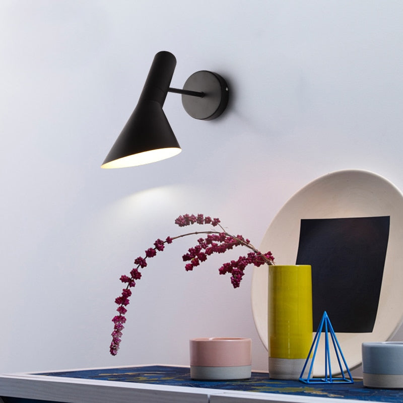Brady Moderne LED Væglampe | Justerbar | Sort Finish | Ideel til Spisestue, Stue eller Soveværelse | Indendørs Belysning | Drejeligt Design | Energieffektiv LED | Metal Konstruktion