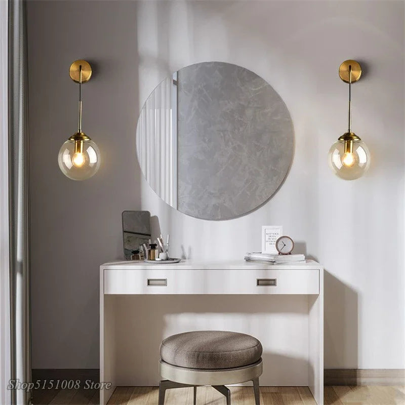GlasLuxe Moderne Væglampe | Klar Glas | Elegant Belysning | Enkel installation | Til Stue, Soveværelse eller Entré | E27 Pære Kompatibel | 15x15x8cm | 220V