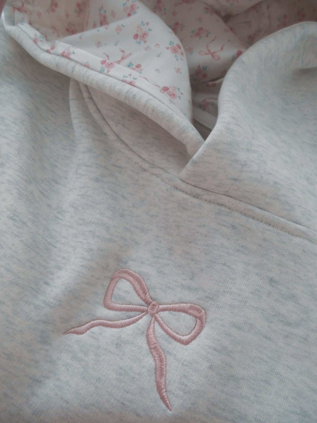 Dame Hættetrøje | Pink Sløjfedetaljer | Regular Fit | Komfortabel og Stilfuld | Blødt Holdbart Materiale | Justerbar Hætte | Perfekt til Casual og Trendy Looks