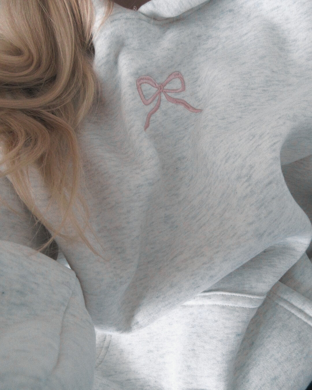 Dame Hættetrøje | Pink Sløjfedetaljer | Regular Fit | Komfortabel og Stilfuld | Blødt Holdbart Materiale | Justerbar Hætte | Perfekt til Casual og Trendy Looks