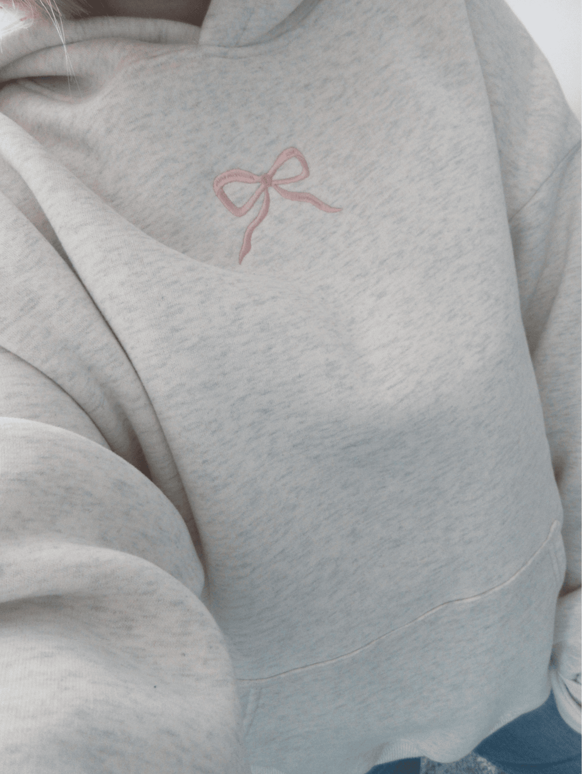 Dame Hættetrøje | Pink Sløjfedetaljer | Regular Fit | Komfortabel og Stilfuld | Blødt Holdbart Materiale | Justerbar Hætte | Perfekt til Casual og Trendy Looks