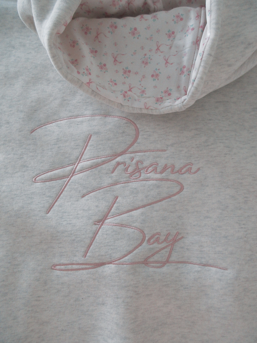 Dame Hættetrøje | Pink Sløjfedetaljer | Regular Fit | Komfortabel og Stilfuld | Blødt Holdbart Materiale | Justerbar Hætte | Perfekt til Casual og Trendy Looks