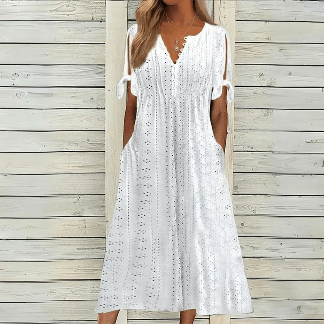Luftig sommerkjole med cut-out mønster