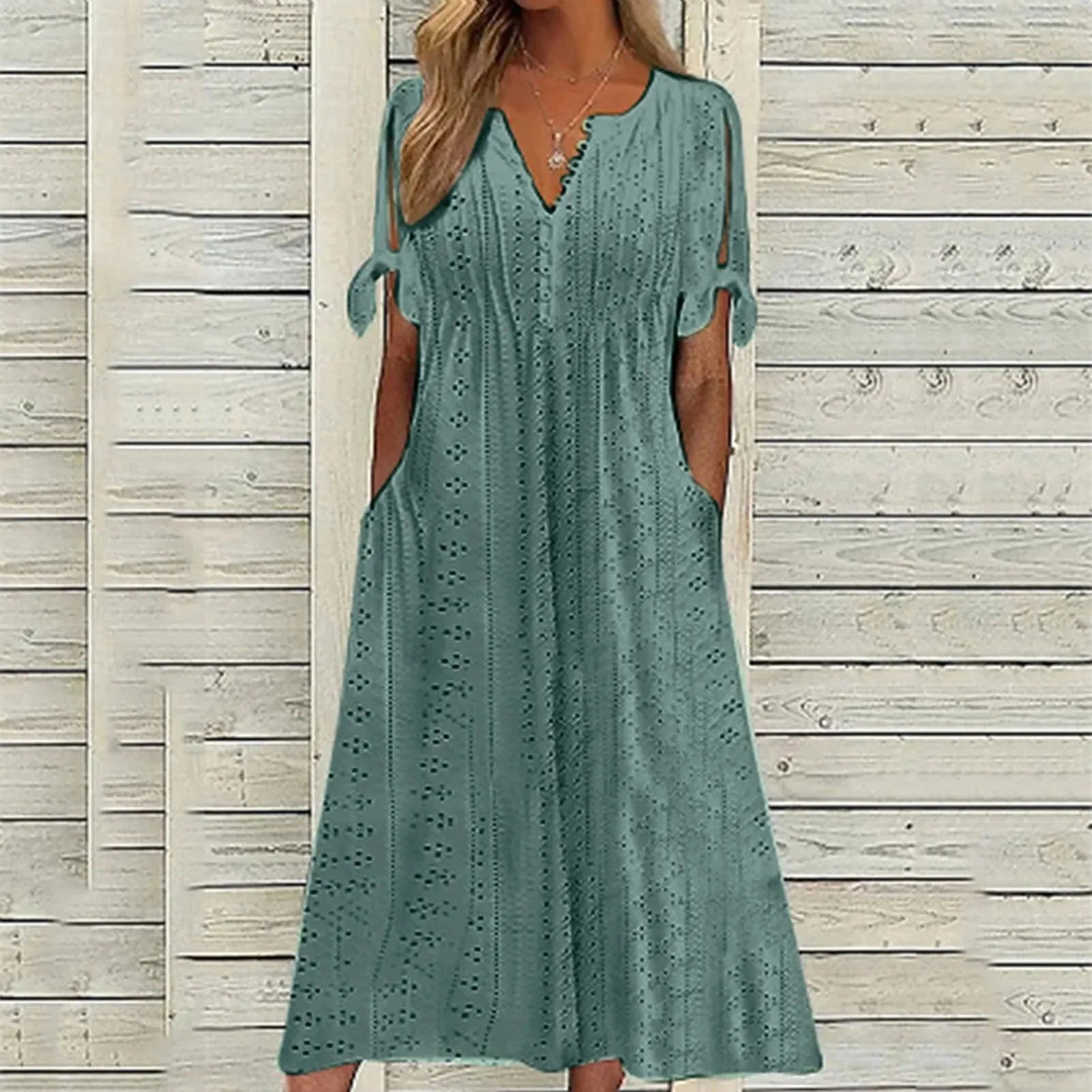 Luftig sommerkjole med cut-out mønster