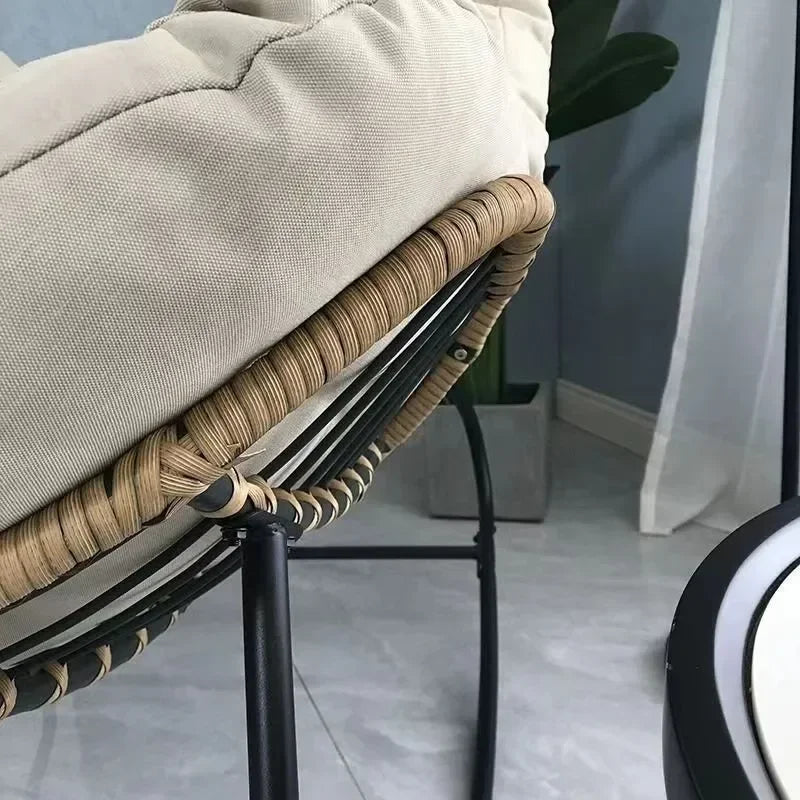 Rattan Stol | Ergonomisk Design | Høj Kvalitet | Perfekt til Lounge eller Terrasse | Holdbart og Stilfuldt Møbel i Stuen | Behagelig til Indendørs og Udendørs Afslapning
