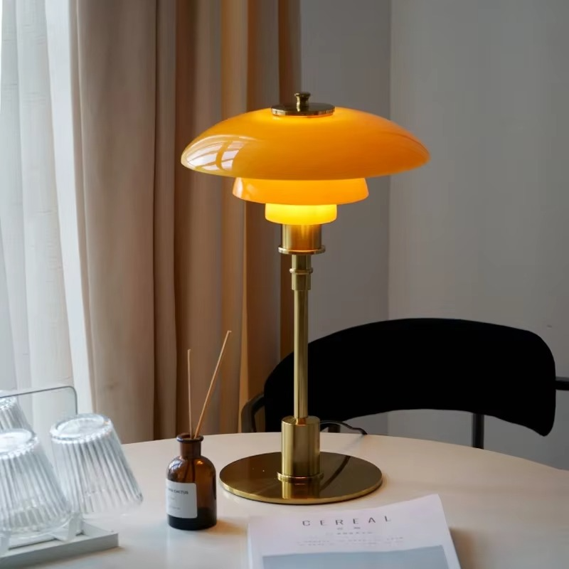 Designerlampe i jern og glas | Nordisk bordbelysning med LED | Moderne design | Dæmpbar lyskilde | E27 sokkel | Skandinavisk stil | Ideel til moderne indretning | Varm atmosfære | AC 90-260V
