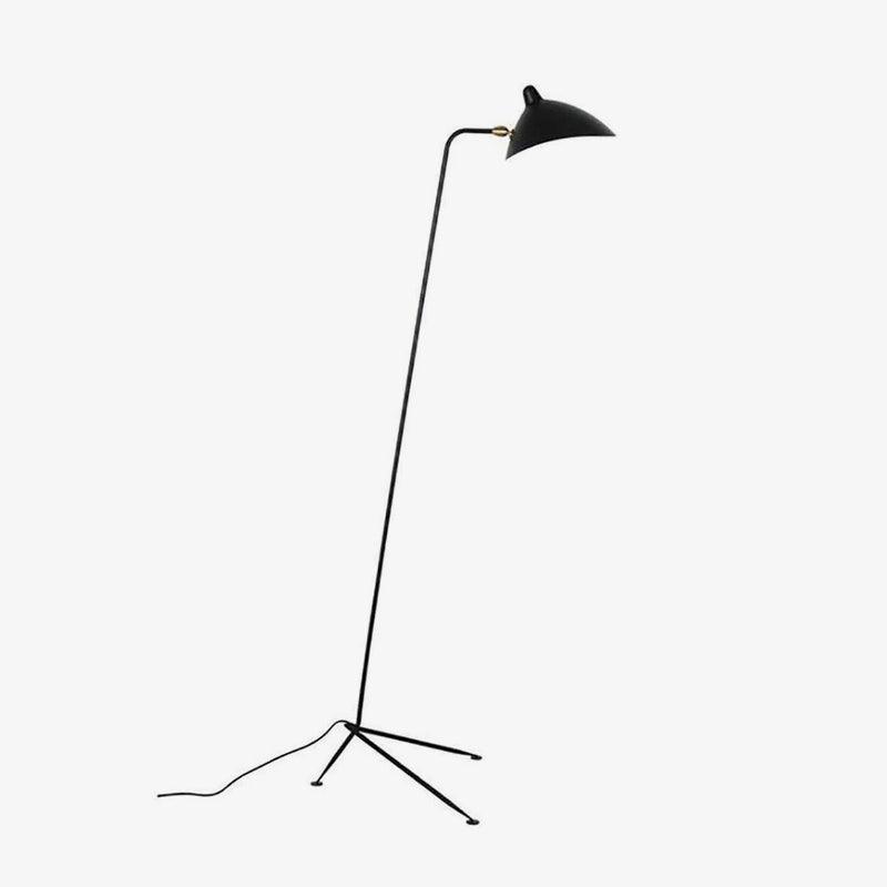 Serge Mouille | Tre-armet gulvlampe | Justerbare arme | Skulpturel og kinetisk design | Metal og messing materialer | LED- eller Edison-lampe kompatibel | Moderne minimalistisk design