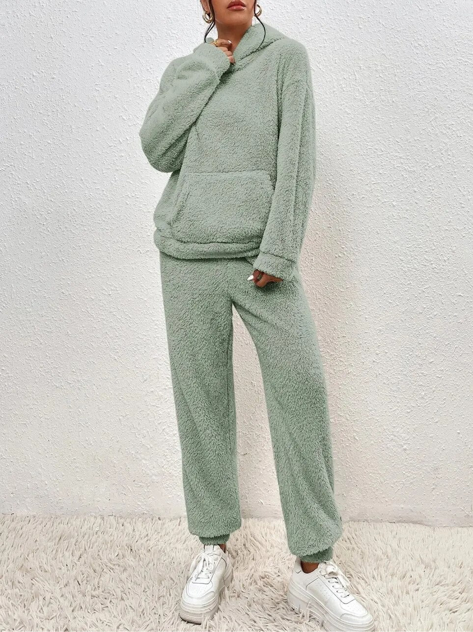 Lana Teddy Homesuit | Hættetrøje med Kængurulomme & Bløde Bukser | Vintervarme og Stilrent Design