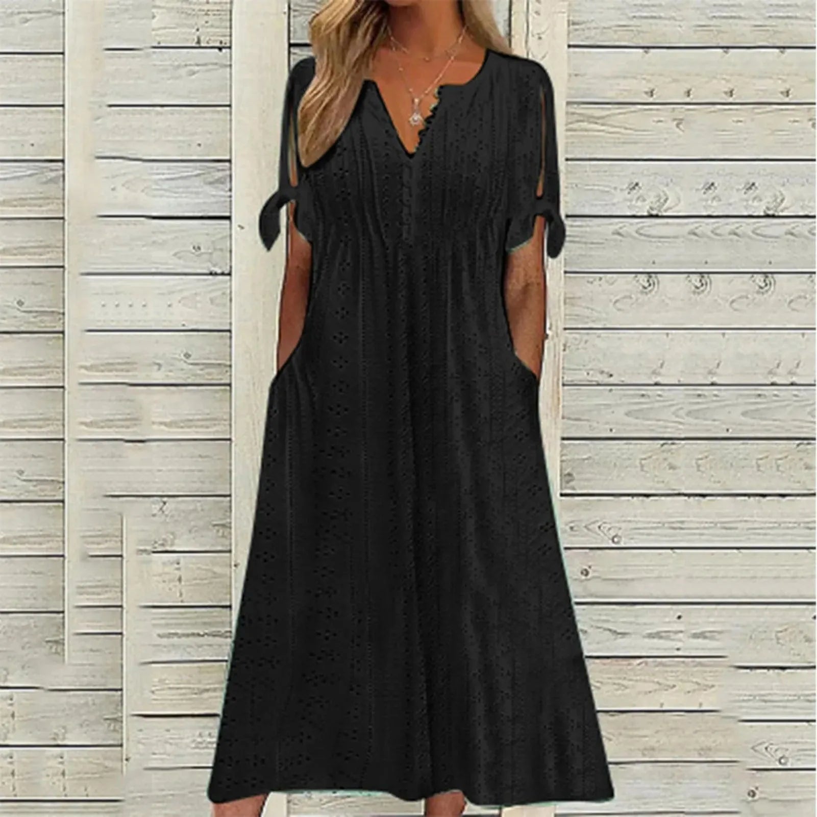 Luftig sommerkjole med cut-out mønster