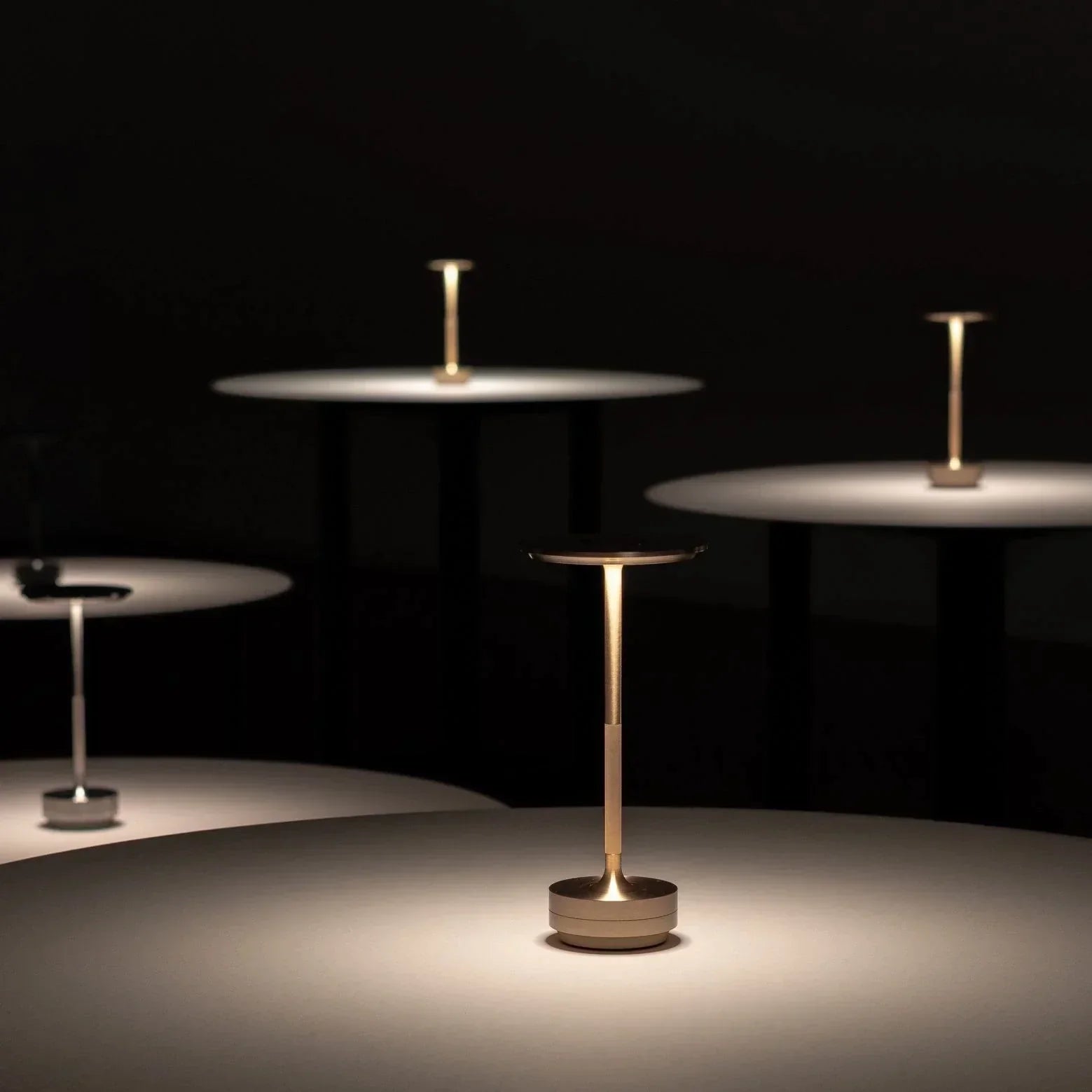 Bailey LED-bordlampe | Dæmpbar med berøringssensor | Trådløs &amp; IP66 vandtæt | Aluminium | Justerbar lysfarve | Genopladeligt batteri | 27cm x 13cm | USB-oplader integreret
