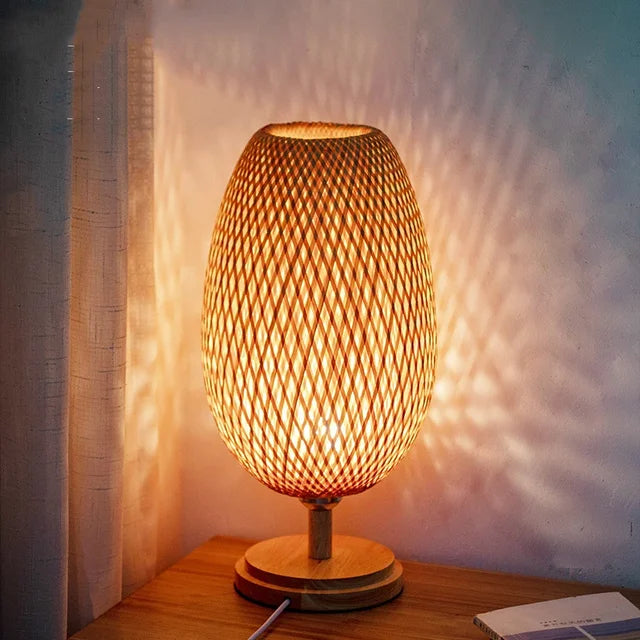 Vintage stilfuld bambus bordlampe | Rustik og nostalgisk design | Høj kvalitet af bambus og metal | Bæredygtige materialer | Perfekt til stue, soveværelse eller skrivebord | Forskellige størrelser til rådighed