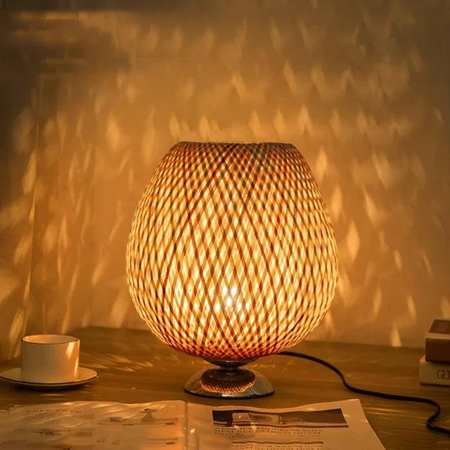 Vintage stilfuld bambus bordlampe | Rustik og nostalgisk design | Høj kvalitet af bambus og metal | Bæredygtige materialer | Perfekt til stue, soveværelse eller skrivebord | Forskellige størrelser til rådighed