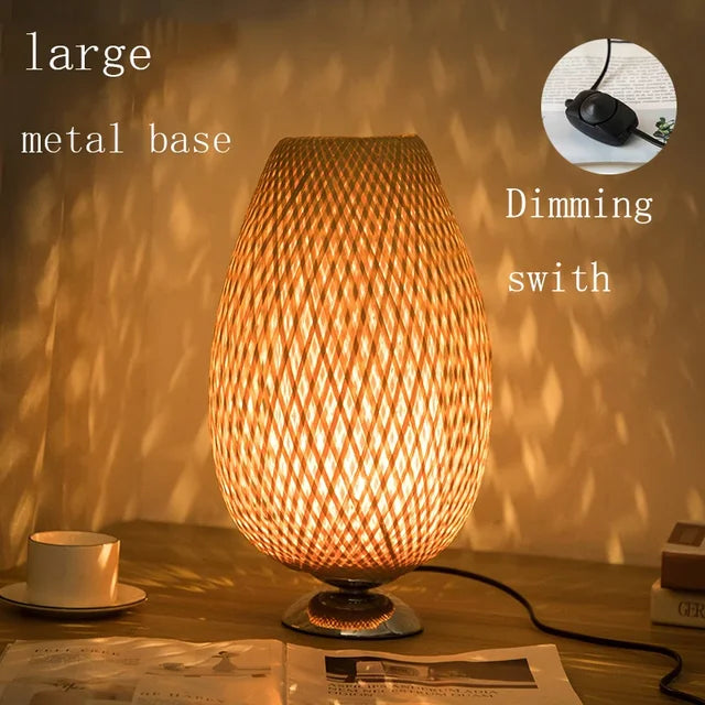 Vintage stilfuld bambus bordlampe | Rustik og nostalgisk design | Høj kvalitet af bambus og metal | Bæredygtige materialer | Perfekt til stue, soveværelse eller skrivebord | Forskellige størrelser til rådighed
