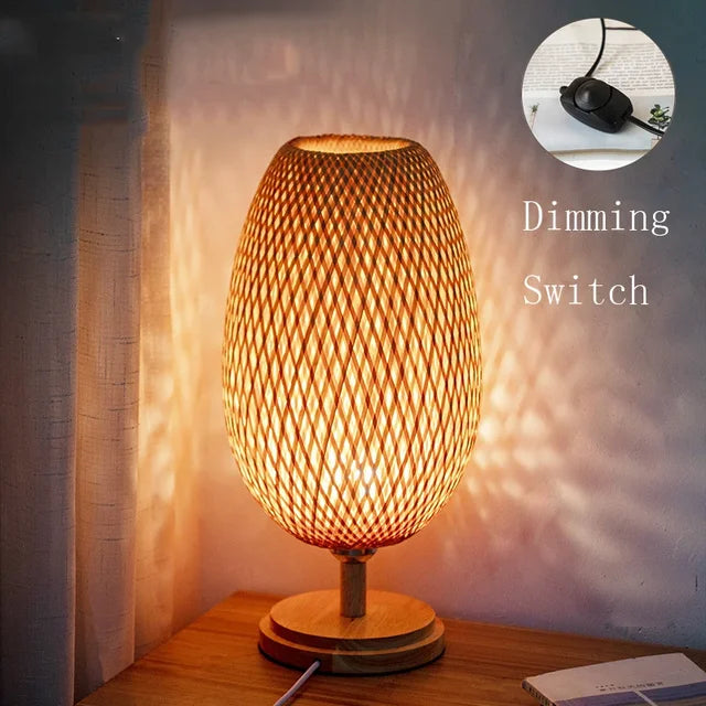 Vintage stilfuld bambus bordlampe | Rustik og nostalgisk design | Høj kvalitet af bambus og metal | Bæredygtige materialer | Perfekt til stue, soveværelse eller skrivebord | Forskellige størrelser til rådighed