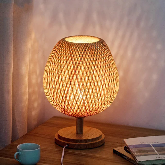 Vintage stilfuld bambus bordlampe | Rustik og nostalgisk design | Høj kvalitet af bambus og metal | Bæredygtige materialer | Perfekt til stue, soveværelse eller skrivebord | Forskellige størrelser til rådighed