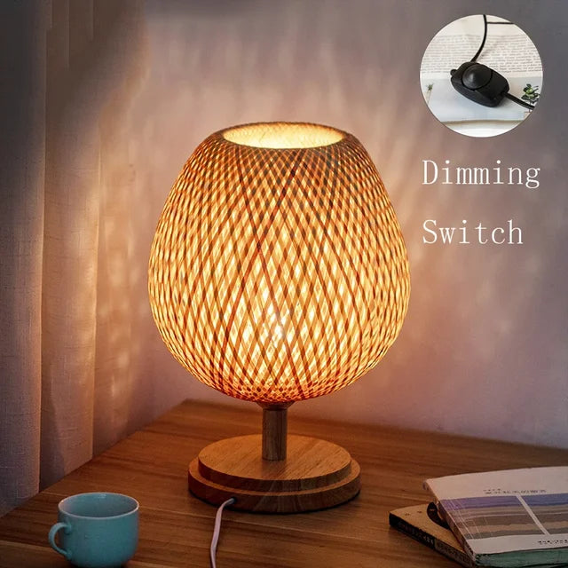 Vintage stilfuld bambus bordlampe | Rustik og nostalgisk design | Høj kvalitet af bambus og metal | Bæredygtige materialer | Perfekt til stue, soveværelse eller skrivebord | Forskellige størrelser til rådighed