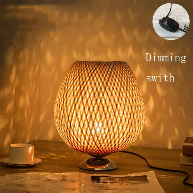 Vintage stilfuld bambus bordlampe | Rustik og nostalgisk design | Høj kvalitet af bambus og metal | Bæredygtige materialer | Perfekt til stue, soveværelse eller skrivebord | Forskellige størrelser til rådighed
