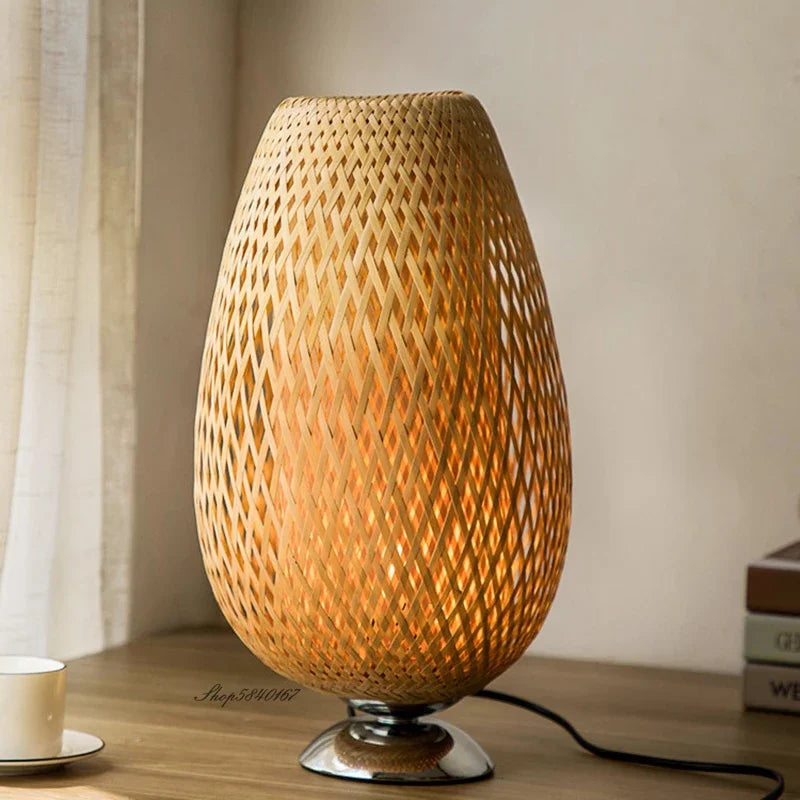 Vintage stilfuld bambus bordlampe | Rustik og nostalgisk design | Høj kvalitet af bambus og metal | Bæredygtige materialer | Perfekt til stue, soveværelse eller skrivebord | Forskellige størrelser til rådighed