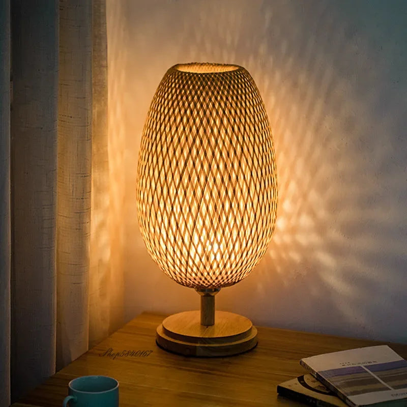 Vintage stilfuld bambus bordlampe | Rustik og nostalgisk design | Høj kvalitet af bambus og metal | Bæredygtige materialer | Perfekt til stue, soveværelse eller skrivebord | Forskellige størrelser til rådighed