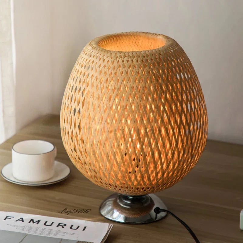Vintage stilfuld bambus bordlampe | Rustik og nostalgisk design | Høj kvalitet af bambus og metal | Bæredygtige materialer | Perfekt til stue, soveværelse eller skrivebord | Forskellige størrelser til rådighed