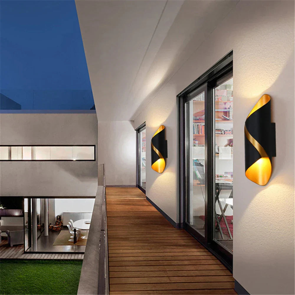 AquaGlow LED Væglampe | Vandtæt | IP65 | Udendørs | Energiøkonomisk | Moderne Design | Sort | 10W | Ideel til Have, Terrasse & Indgang | Aluminium & Glas | 280x85x85mm Luminoir