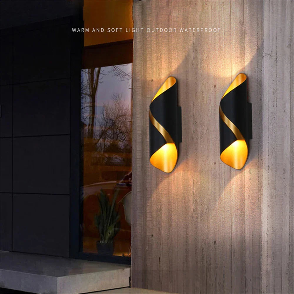 AquaGlow LED Væglampe | Vandtæt | IP65 | Udendørs | Energiøkonomisk | Moderne Design | Sort | 10W | Ideel til Have, Terrasse & Indgang | Aluminium & Glas | 280x85x85mm Luminoir