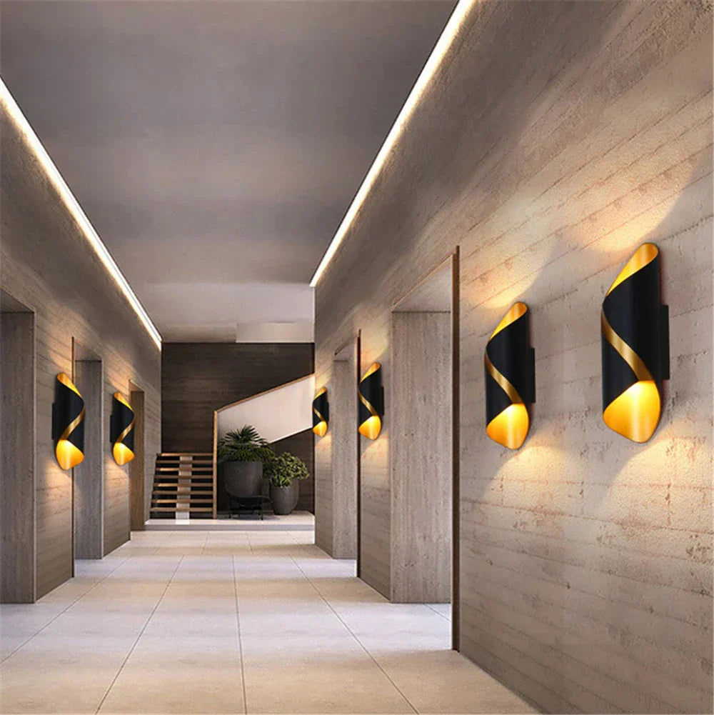 AquaGlow LED Væglampe | Vandtæt | IP65 | Udendørs | Energiøkonomisk | Moderne Design | Sort | 10W | Ideel til Have, Terrasse & Indgang | Aluminium & Glas | 280x85x85mm Luminoir