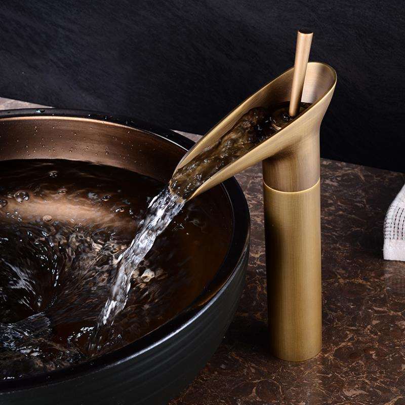 Antik Vandfaldsarmatur | Messing Finish | Luksuriøst Baddesign | Holdbart Materiale | Nem Installation | Klassisk Udseende | Perfekt til Badeværelsesvask | Elegant Vandstrøm | Høj Kvalitet