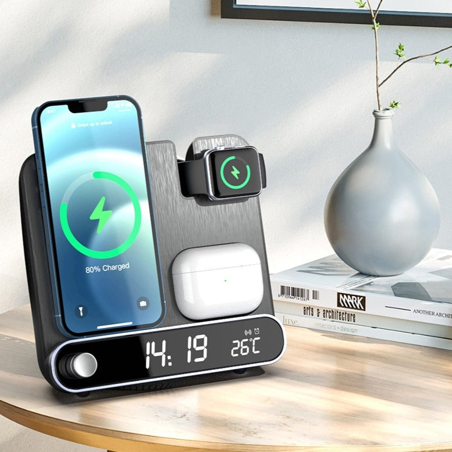 3-i-1 Trådløs Oplader | Vækkeur Funktion | Qi 15W Hurtigopladning | Kompatibel med iPhone 8-14, AirPods Pro, Apple Watch 2-7 | Kompakt Design til Natbord | USB-C Kabel medfølger | Overladningsbeskyttelse