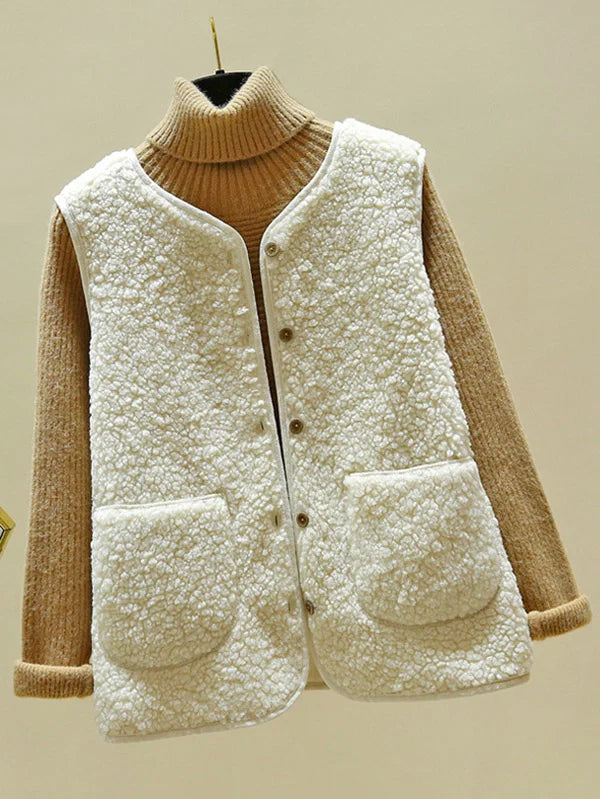 Nora | Elegant ærmeløs lammeuldsvest til kvinder | Varm og alsidig med knaplukning | Blød komfort og klassisk stil | Perfekt til lag-på-lag i koldere måneder | Belle Couture