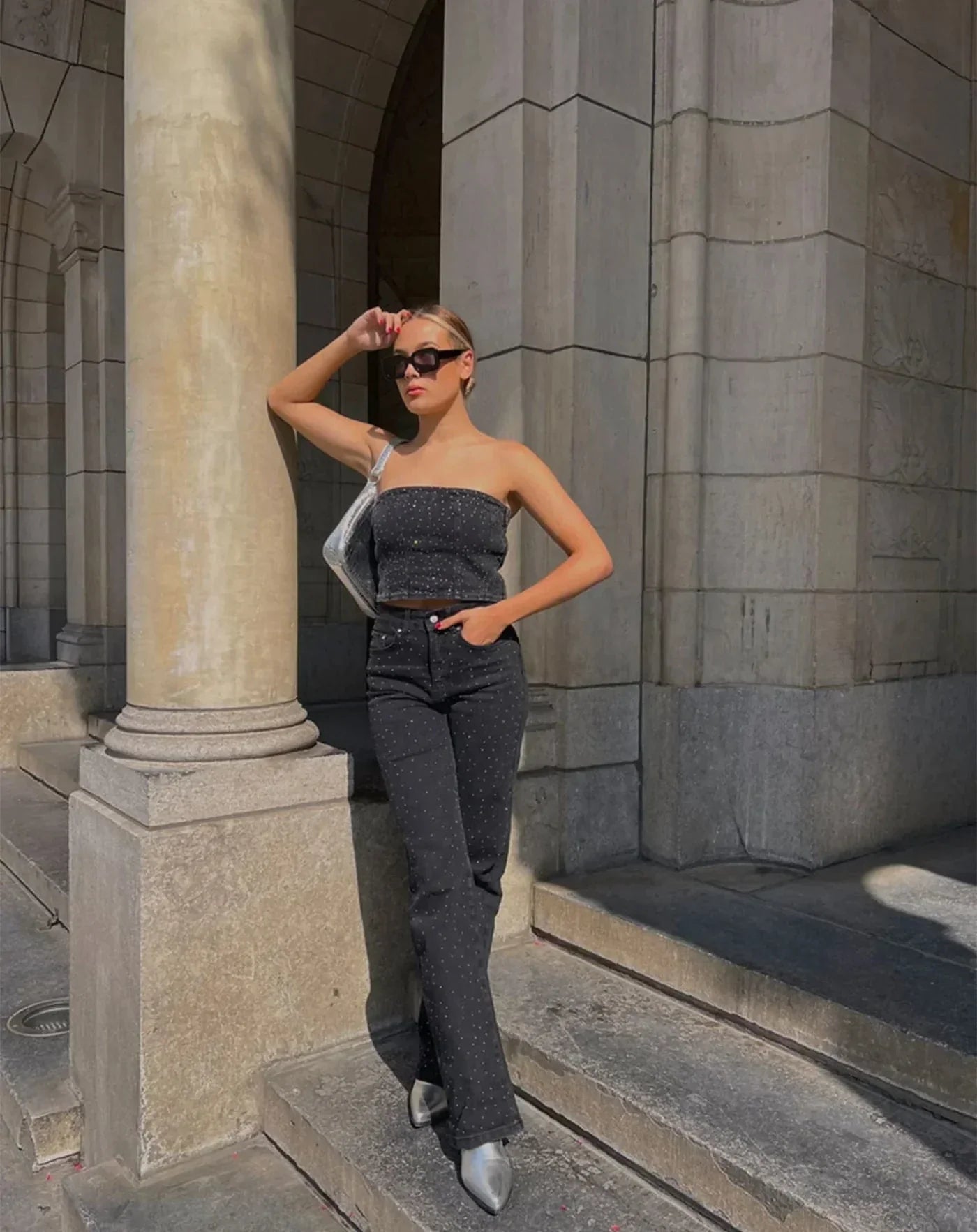 Sort Jeans med Glitrende Diamantdetaljer | Komfortabel Lige Pasform | Elegant og Chic Look | Hverdags- og Festtøj | Højkvalitets Denim