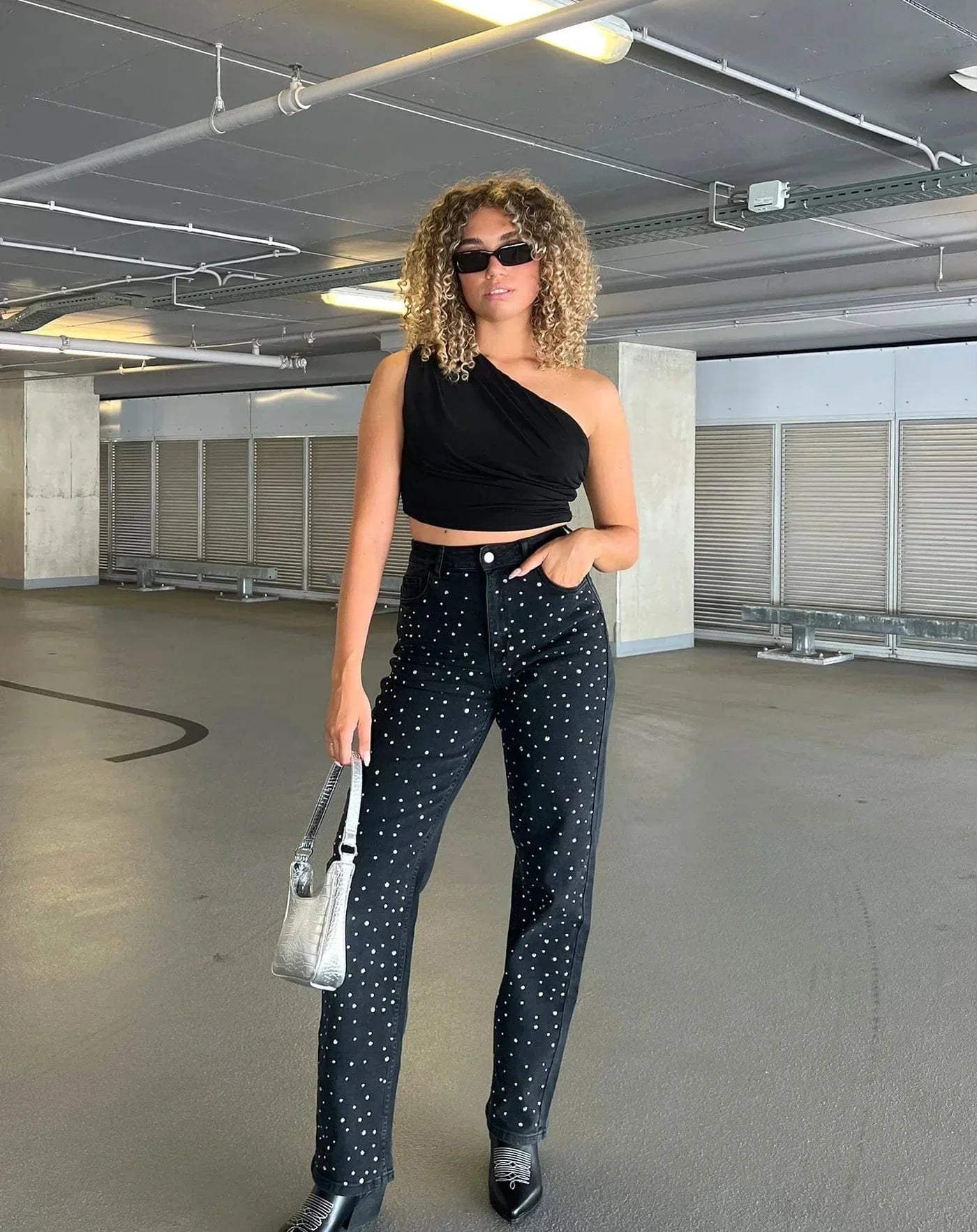 Sort Jeans med Glitrende Diamantdetaljer | Komfortabel Lige Pasform | Elegant og Chic Look | Hverdags- og Festtøj | Højkvalitets Denim