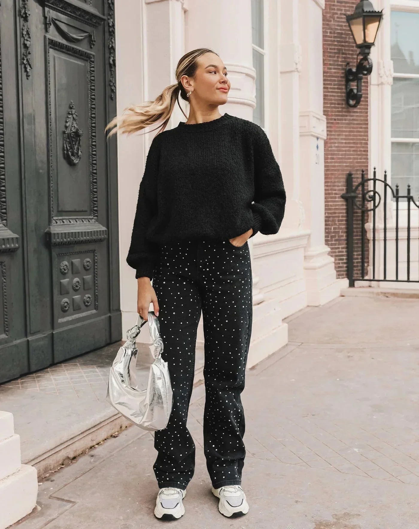 Sort Jeans med Glitrende Diamantdetaljer | Komfortabel Lige Pasform | Elegant og Chic Look | Hverdags- og Festtøj | Højkvalitets Denim