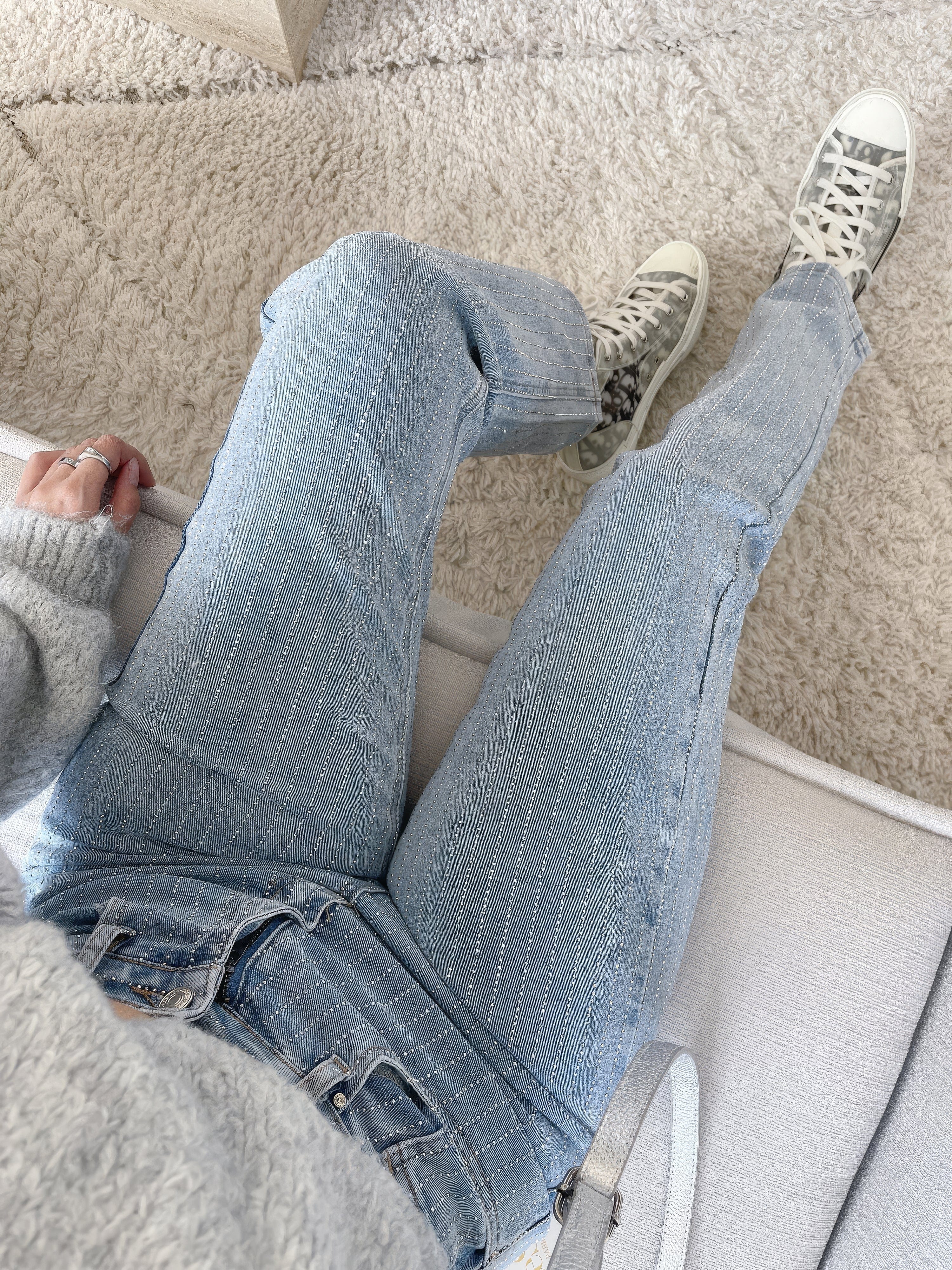 Sort Jeans med Glitrende Diamantdetaljer | Komfortabel Lige Pasform | Elegant og Chic Look | Hverdags- og Festtøj | Højkvalitets Denim