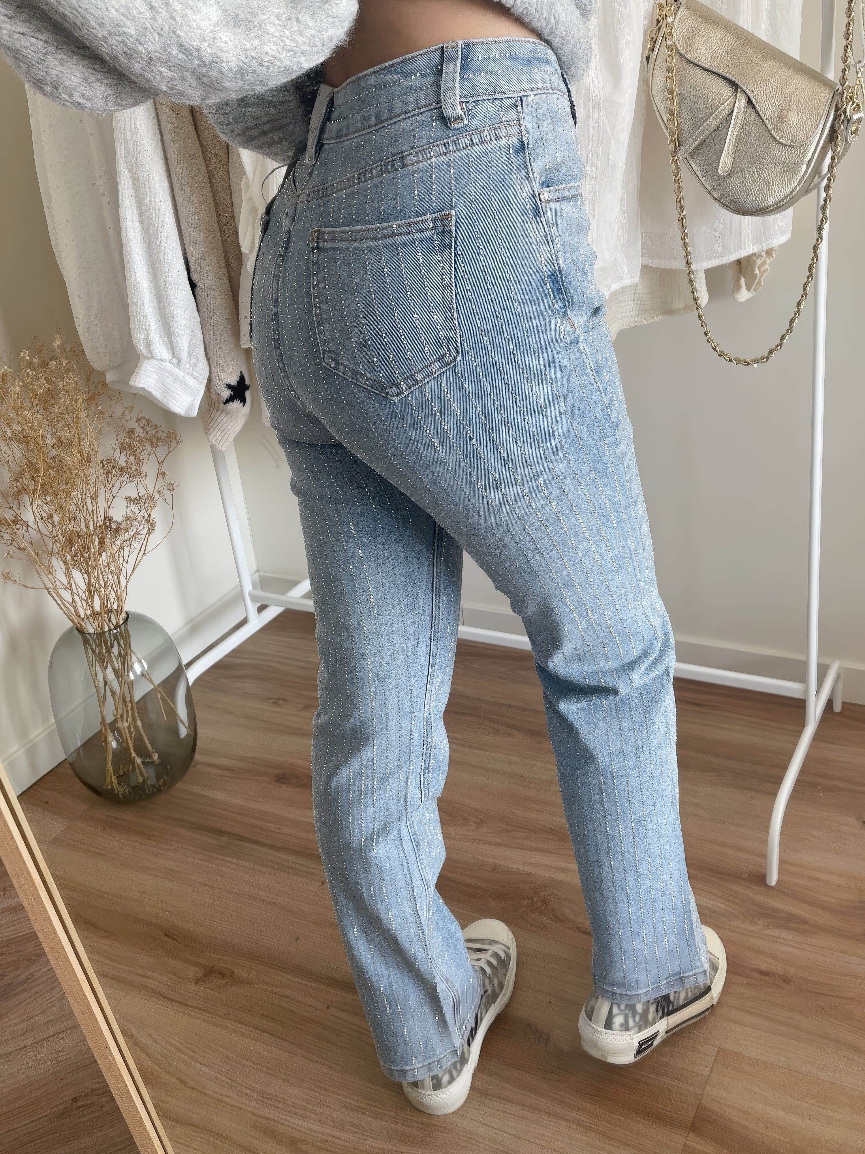 Sort Jeans med Glitrende Diamantdetaljer | Komfortabel Lige Pasform | Elegant og Chic Look | Hverdags- og Festtøj | Højkvalitets Denim
