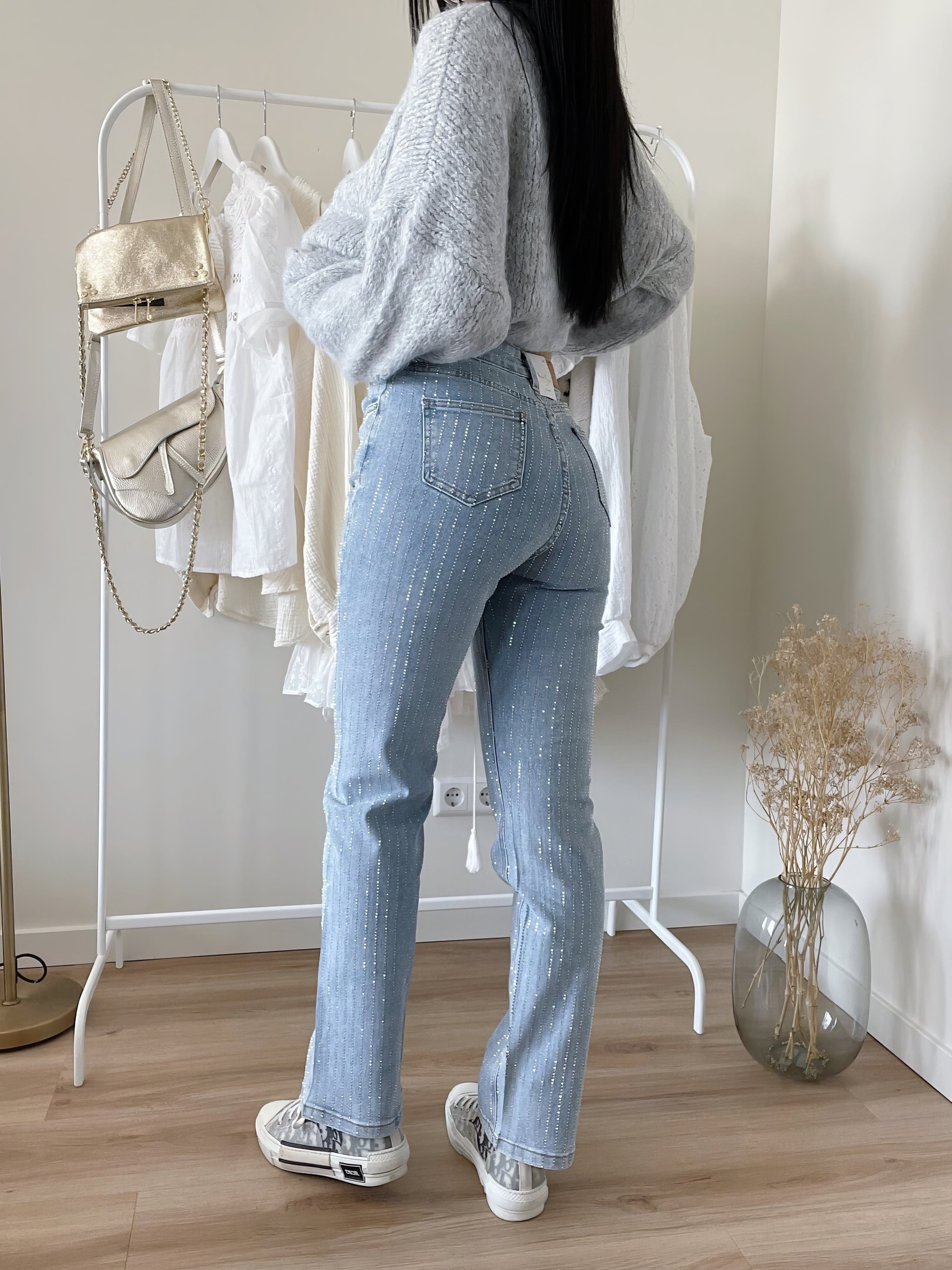 Sort Jeans med Glitrende Diamantdetaljer | Komfortabel Lige Pasform | Elegant og Chic Look | Hverdags- og Festtøj | Højkvalitets Denim