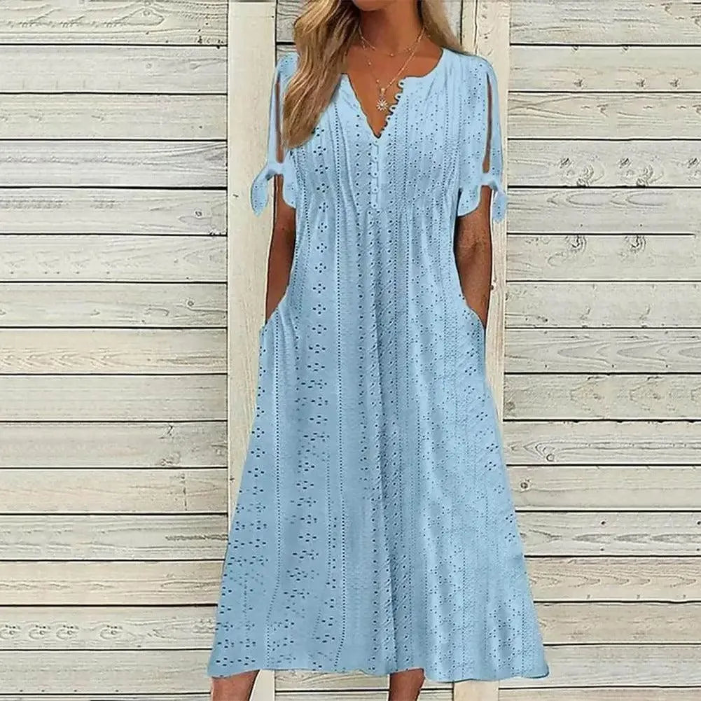 Luftig sommerkjole med cut-out mønster